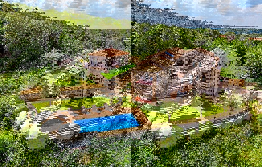 DINTORNI DI VIŠNJAN - AFFASCINANTE VILLA IN PIETRA AI BORDI DEL VILLAGGIO IN VENDITA