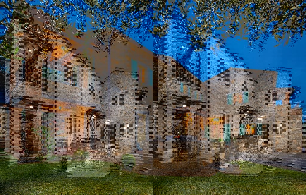 DINTORNI DI VIŠNJAN - AFFASCINANTE VILLA IN PIETRA AI BORDI DEL VILLAGGIO IN VENDITA