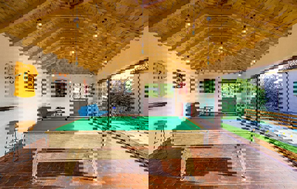 DINTORNI DI VIŠNJAN - AFFASCINANTE VILLA IN PIETRA AI BORDI DEL VILLAGGIO IN VENDITA