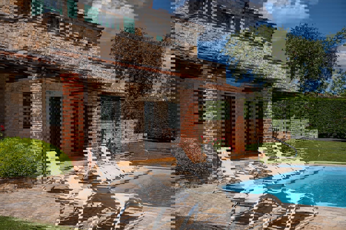 ESCLUSIVA - SVETI LOVREC - HERAKI - CASA IN PIETRA CON PISCINA IN VENDITA