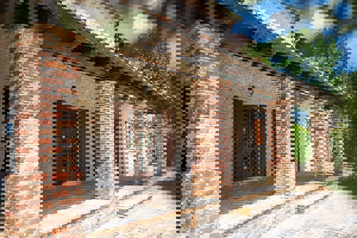 ESCLUSIVA - SVETI LOVREC - HERAKI - CASA IN PIETRA CON PISCINA IN VENDITA