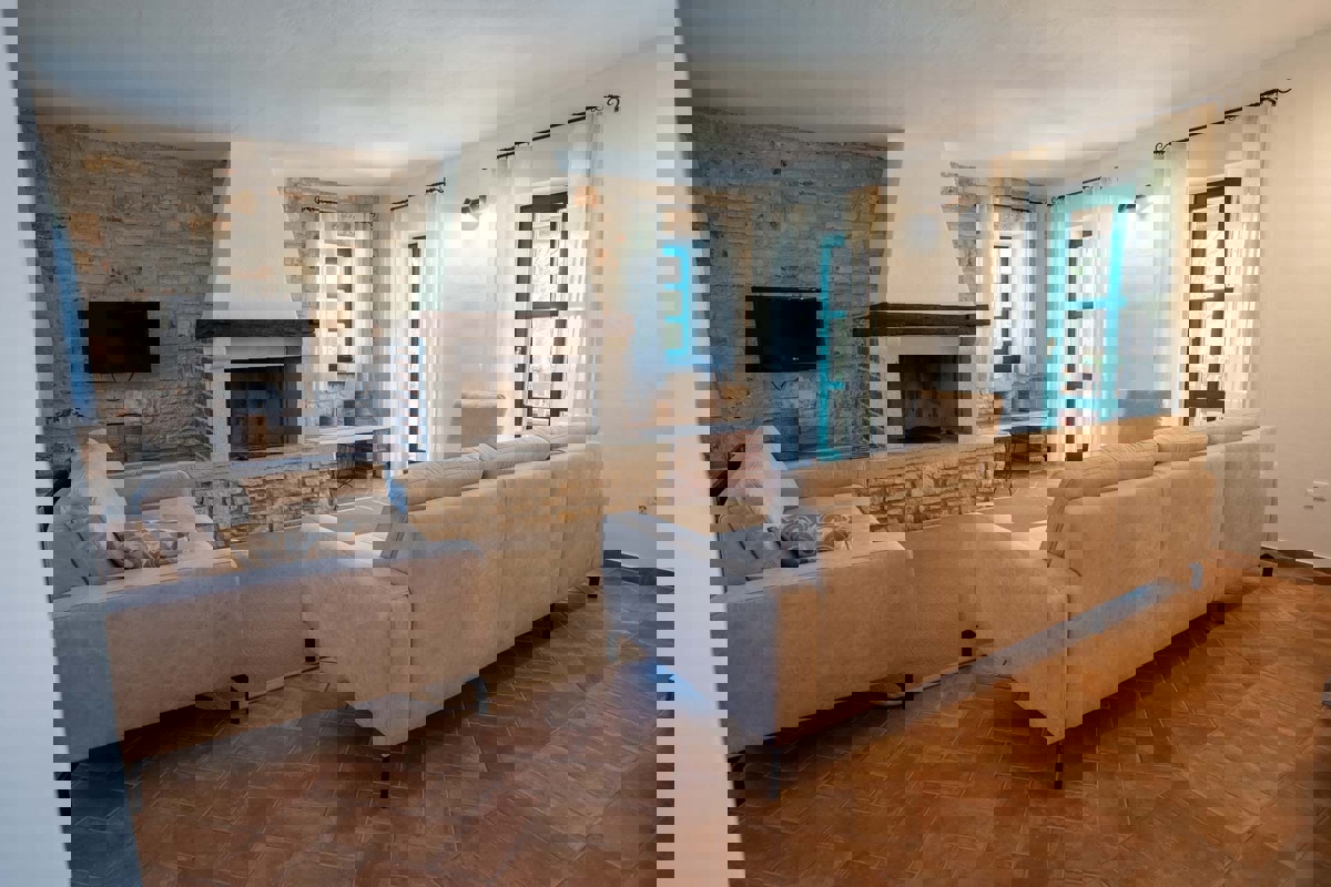 ESCLUSIVA - SVETI LOVREC - HERAKI - CASA IN PIETRA CON PISCINA IN VENDITA