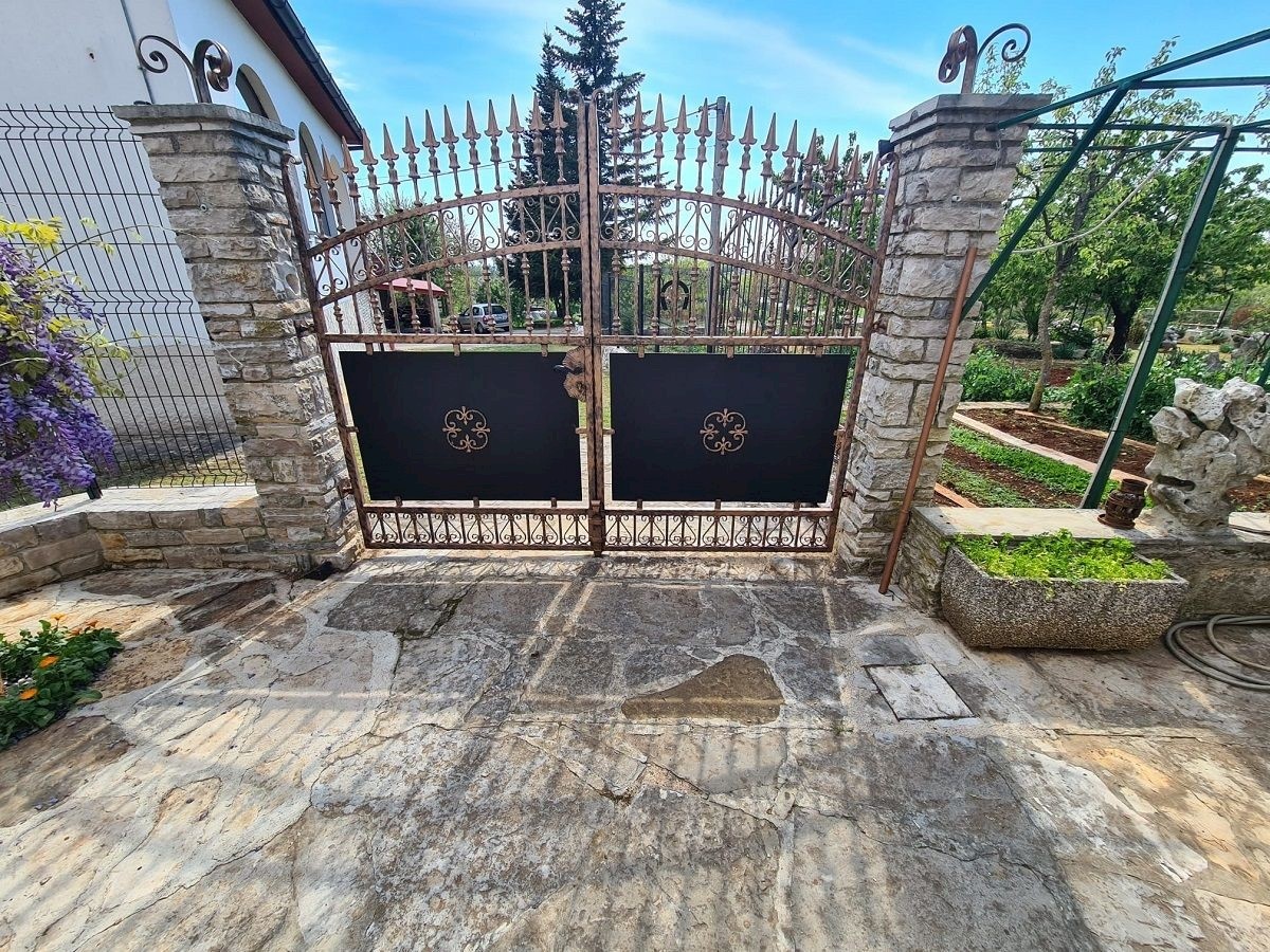 PORTOLE DINTORNI  - CASA CON AMPIO GIARDINO IN VENDITA