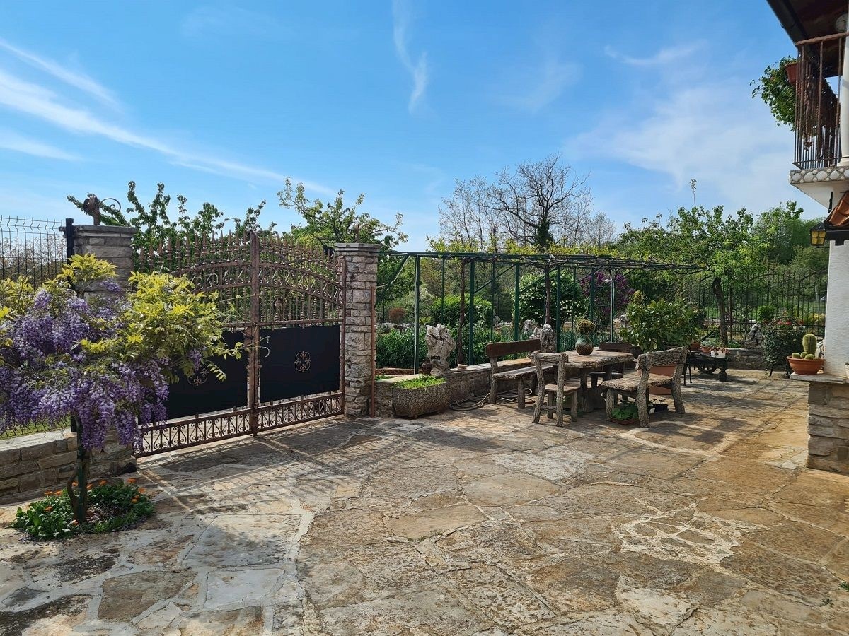 PORTOLE DINTORNI  - CASA CON AMPIO GIARDINO IN VENDITA