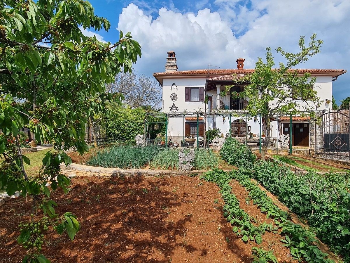 PORTOLE DINTORNI  - CASA CON AMPIO GIARDINO IN VENDITA