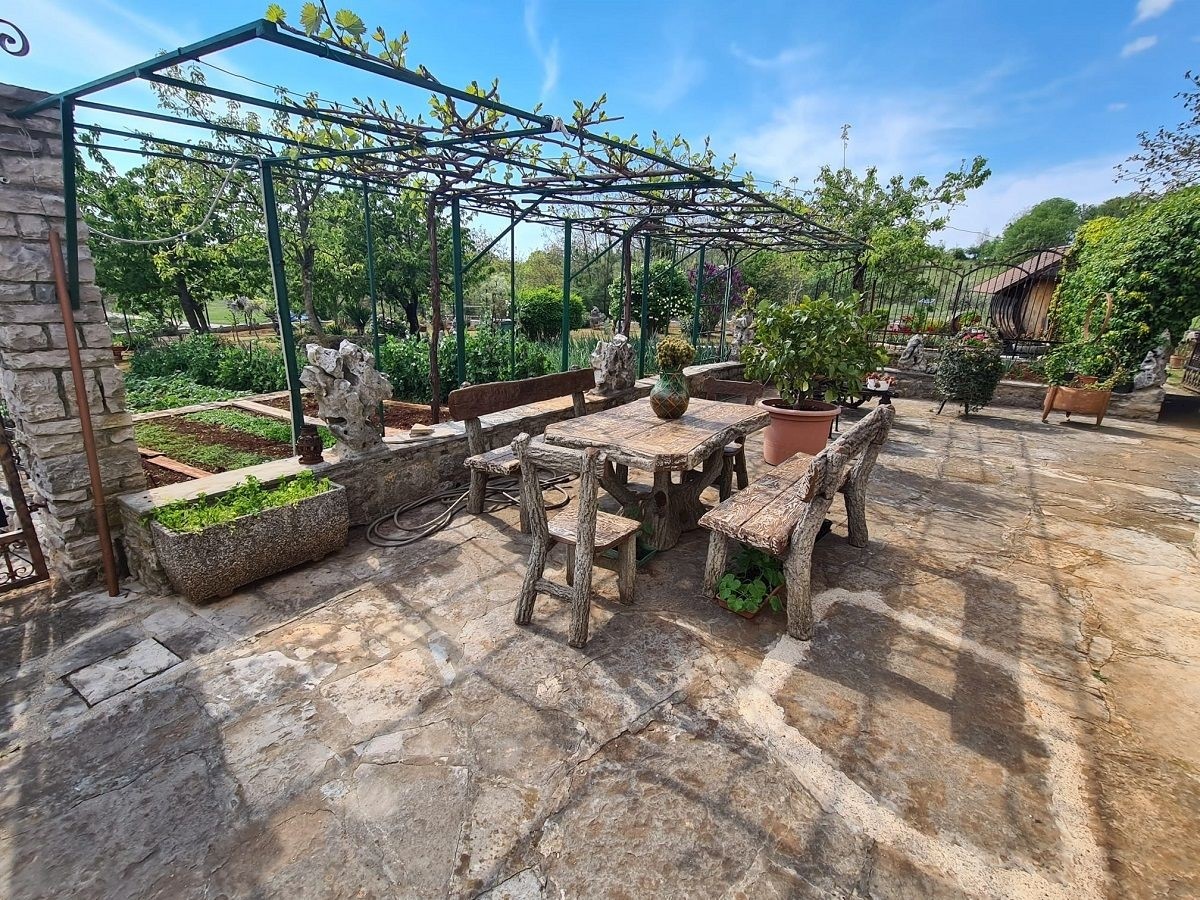 PORTOLE DINTORNI  - CASA CON AMPIO GIARDINO IN VENDITA