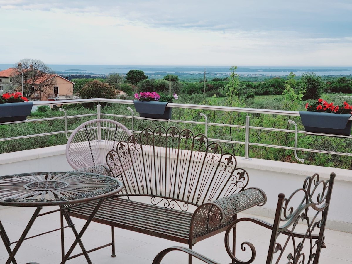 VODNJAN-VILLA CON PISCINA E VISTA MARE IN VENDITA