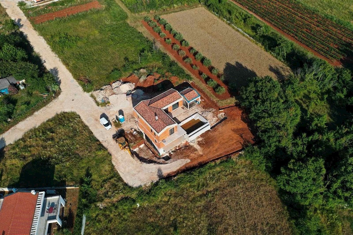 VIŠNJAN - VILLA CON PISCINA E GARAGE IN VENDITA