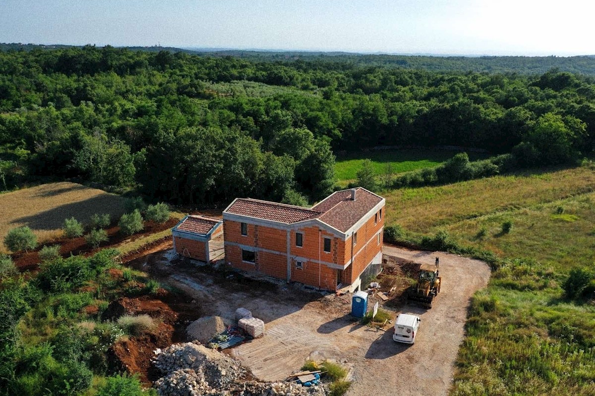 VIŠNJAN - VILLA CON PISCINA E GARAGE IN VENDITA