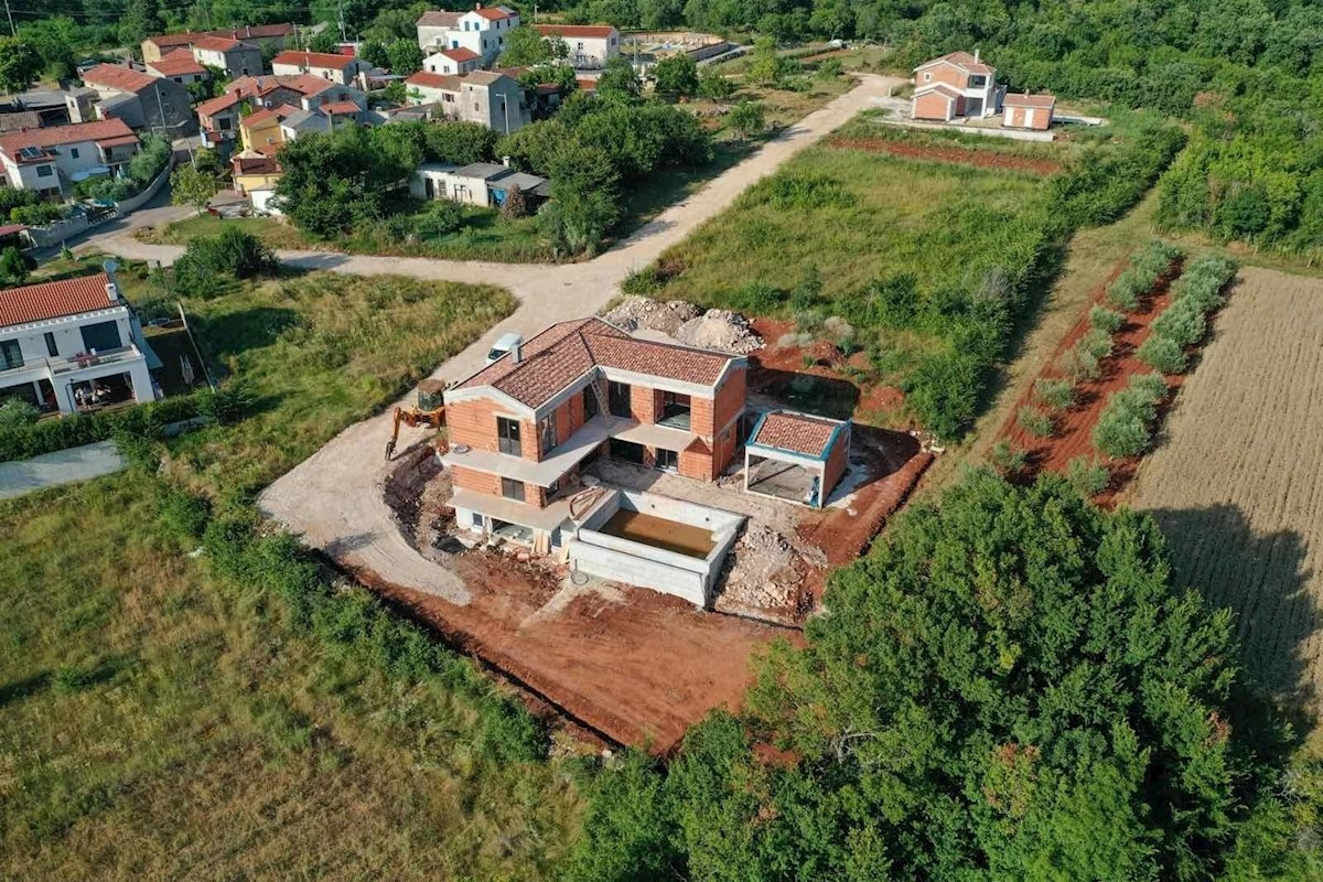 VIŠNJAN - VILLA CON PISCINA E GARAGE IN VENDITA