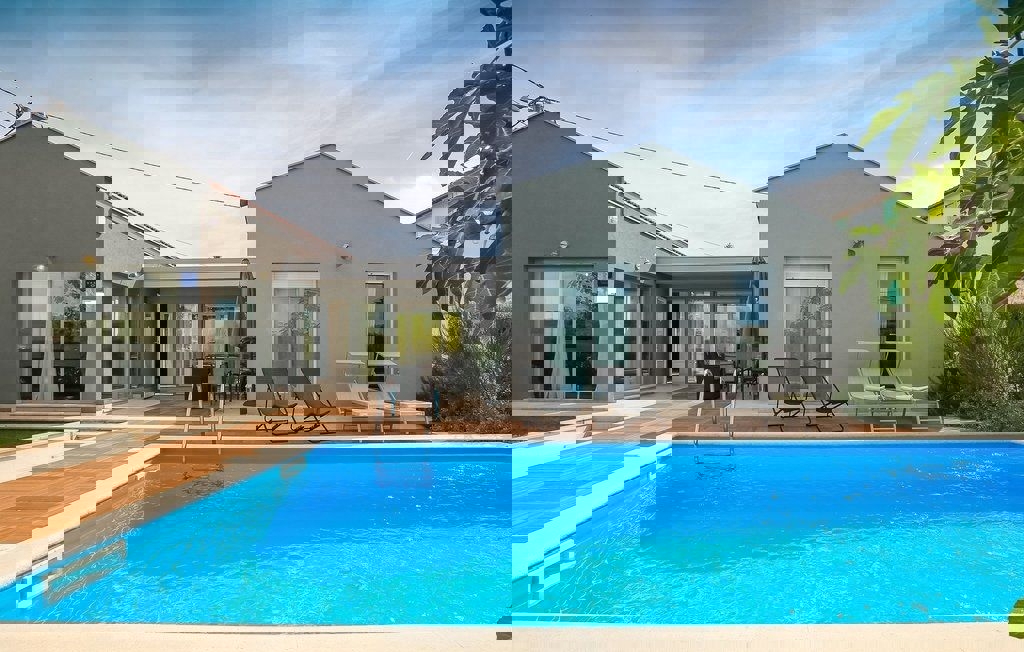 PARENZO-BELLISSIMA VILLA AL PIANO TERRA CON PISCINA IN VENDITA