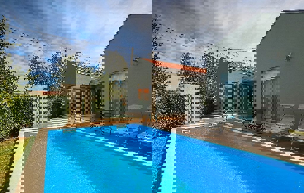 PARENZO-BELLISSIMA VILLA AL PIANO TERRA CON PISCINA IN VENDITA