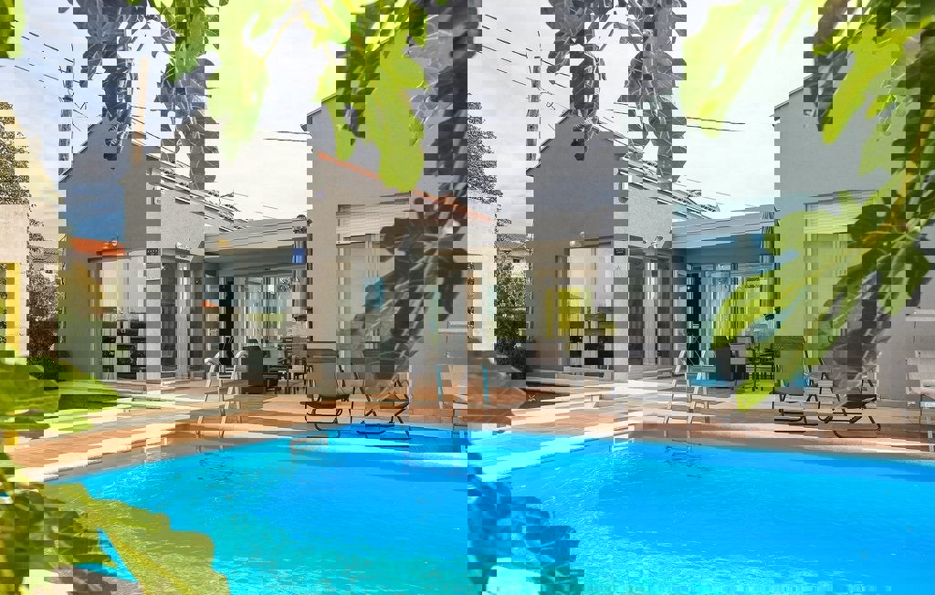 PARENZO-BELLISSIMA VILLA AL PIANO TERRA CON PISCINA IN VENDITA