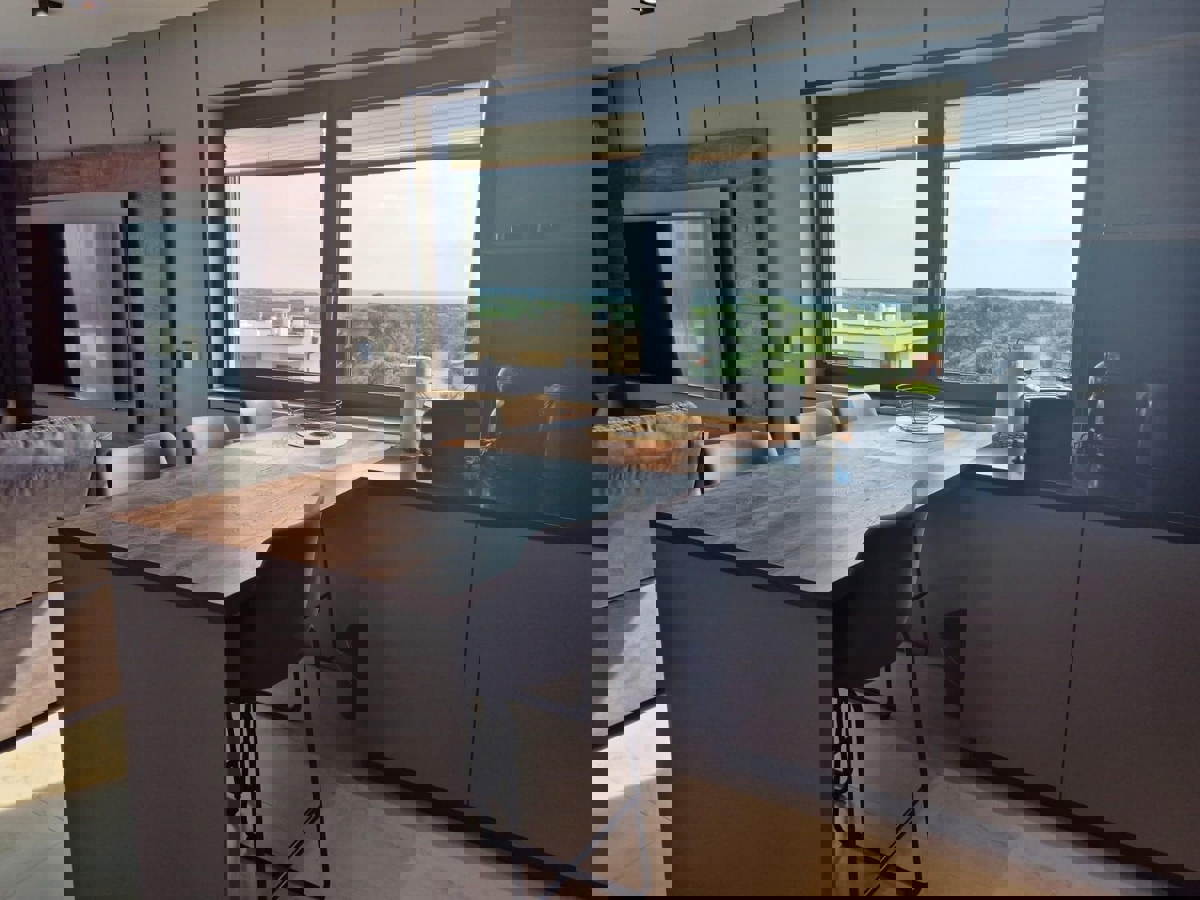 TAR-ATTICO IN VENDITA, VISTA MARE