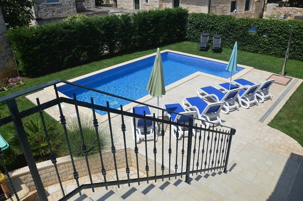 POREČ - VILLA IN PIETRA CON PISCINA IN VENDITA