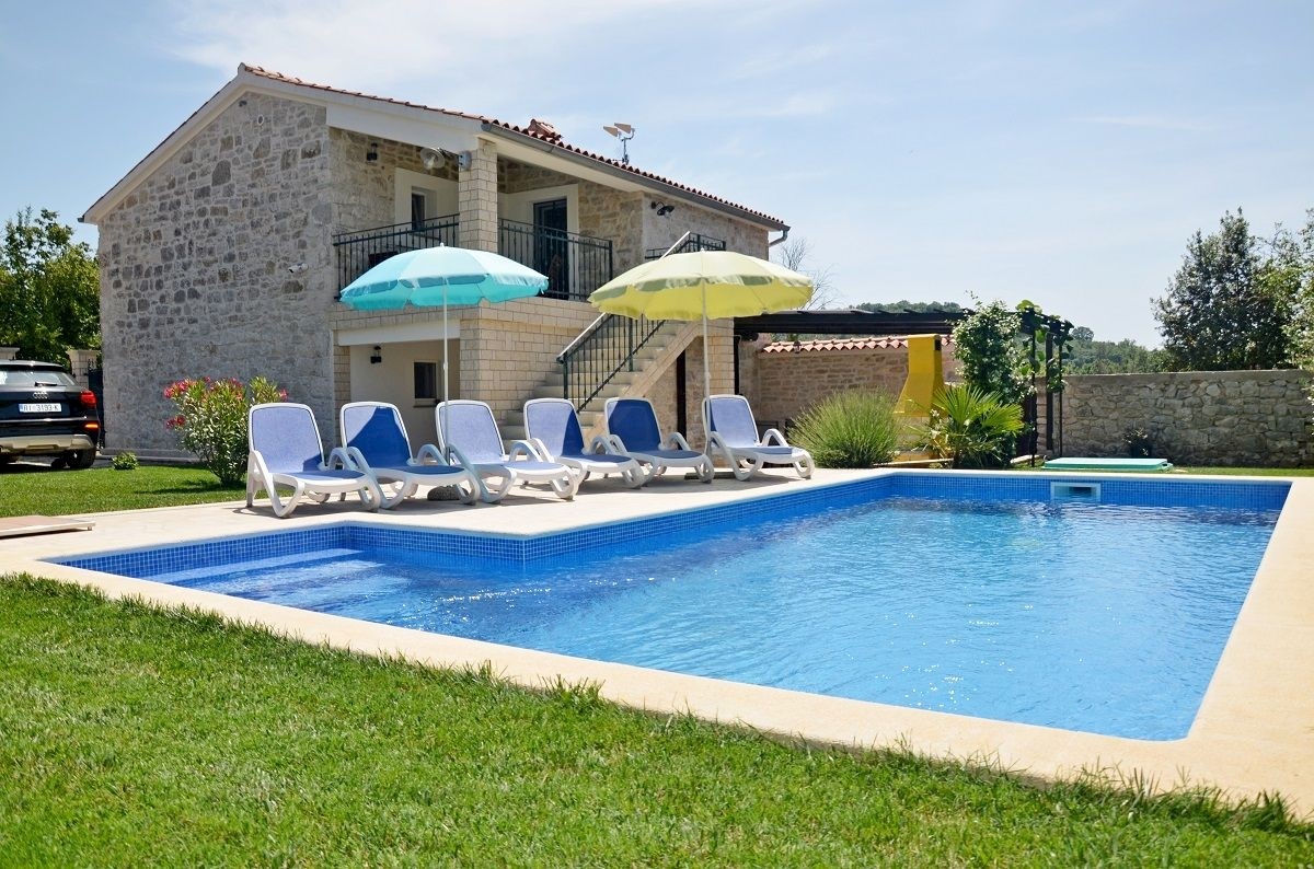 POREČ - VILLA IN PIETRA CON PISCINA IN VENDITA