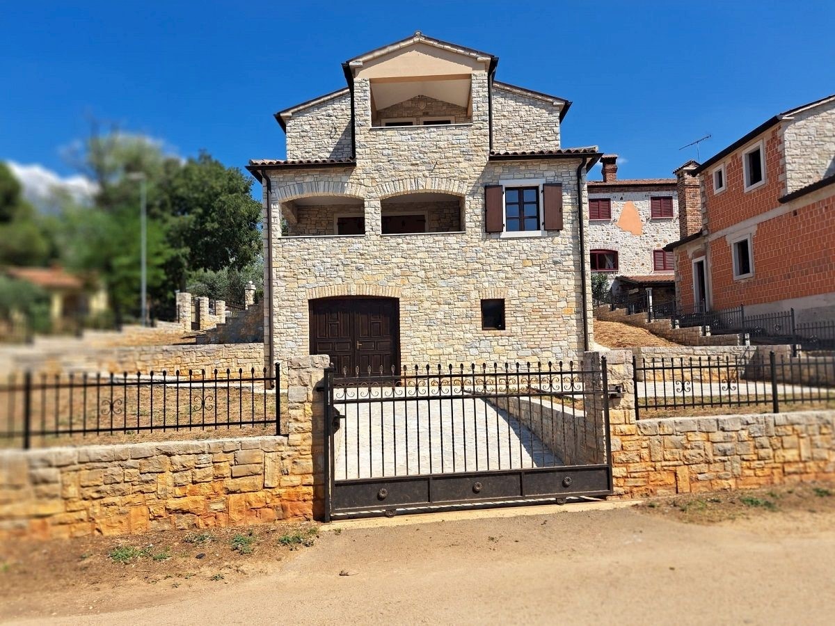 POREČ DINTORNI - CASA IN PIETRA IN VENDITA