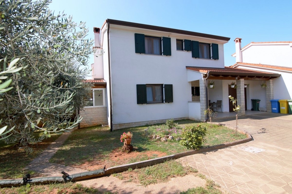 POREČ DINTORNI - VENDESI  CASA BIFAMIGLIARE CON GARAGE