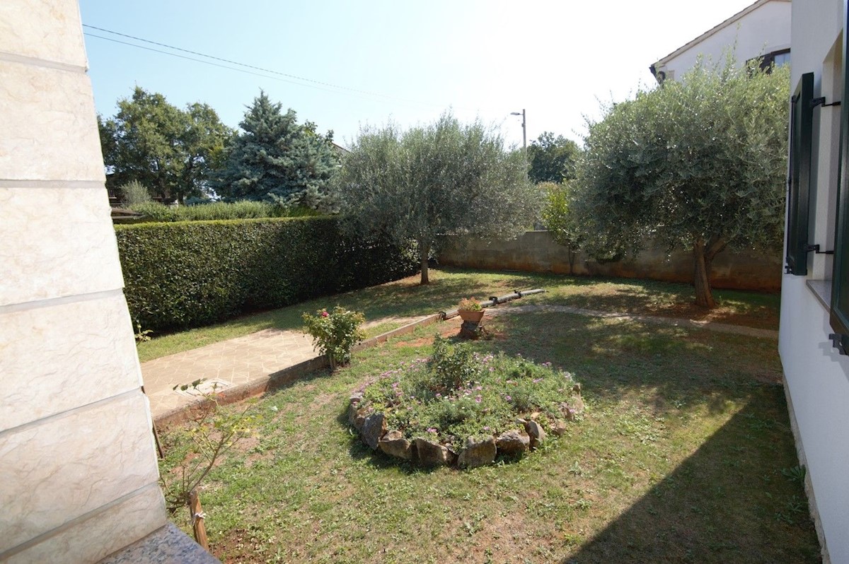 POREČ DINTORNI - VENDESI  CASA BIFAMIGLIARE CON GARAGE