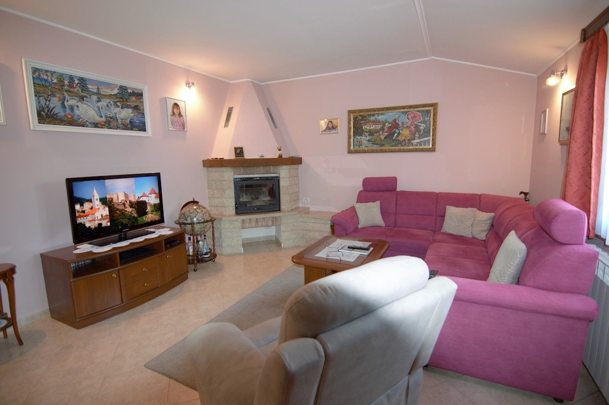 POREČ DINTORNI - VENDESI  CASA BIFAMIGLIARE CON GARAGE