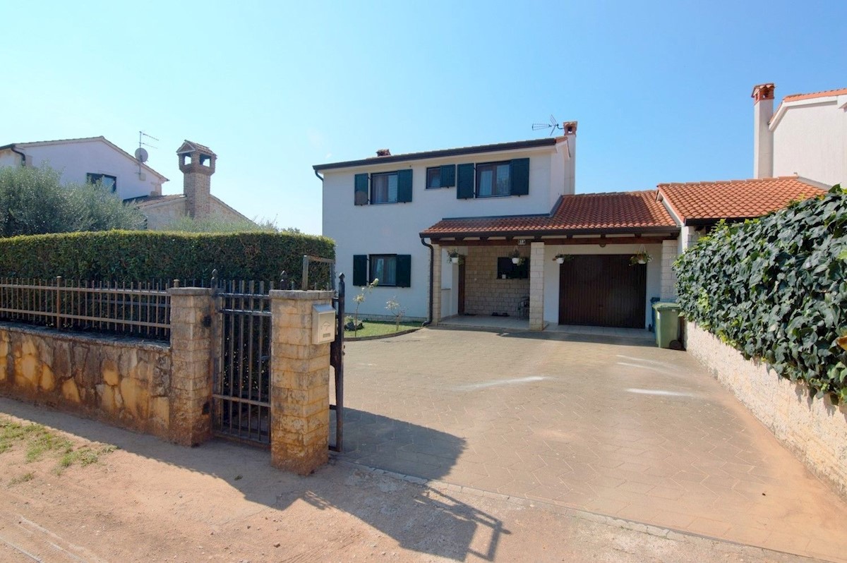 POREČ DINTORNI - VENDESI  CASA BIFAMIGLIARE CON GARAGE