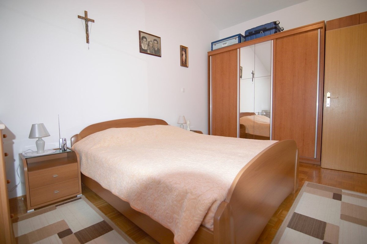 POREČ DINTORNI - VENDESI  CASA BIFAMIGLIARE CON GARAGE