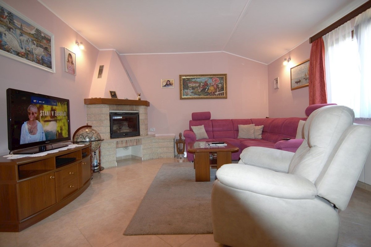 POREČ DINTORNI - VENDESI  CASA BIFAMIGLIARE CON GARAGE