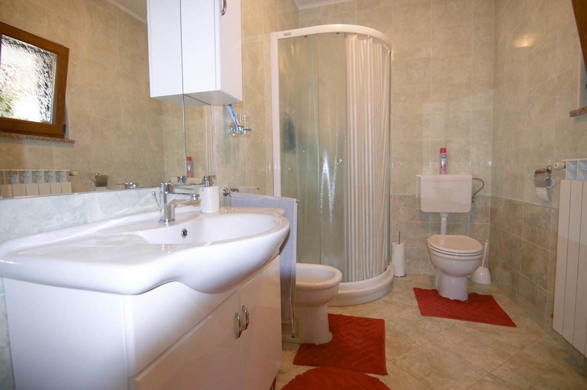 POREČ DINTORNI - VENDESI  CASA BIFAMIGLIARE CON GARAGE