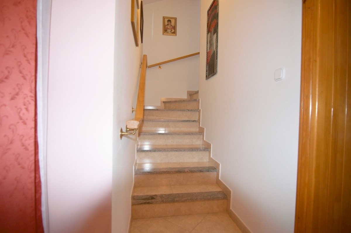 POREČ DINTORNI - VENDESI  CASA BIFAMIGLIARE CON GARAGE