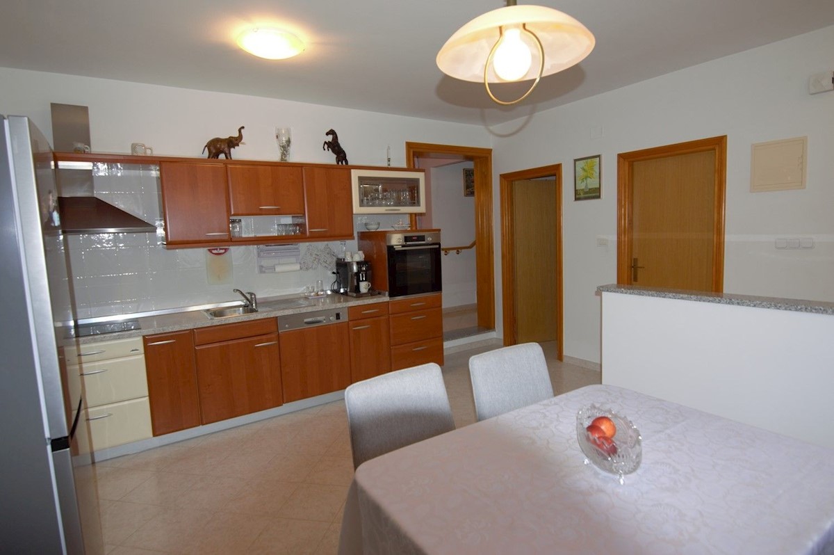 POREČ DINTORNI - VENDESI  CASA BIFAMIGLIARE CON GARAGE