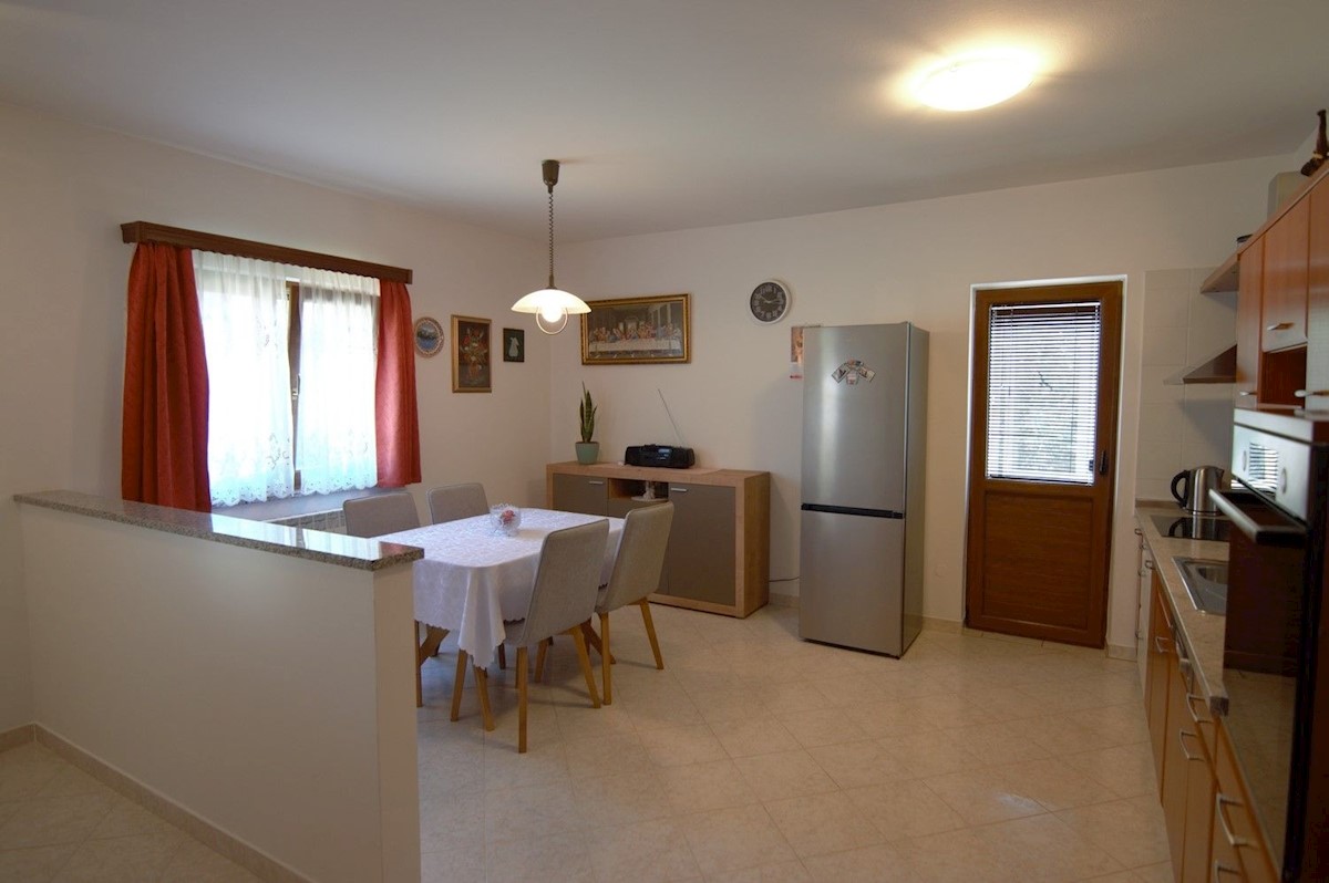 POREČ DINTORNI - VENDESI  CASA BIFAMIGLIARE CON GARAGE