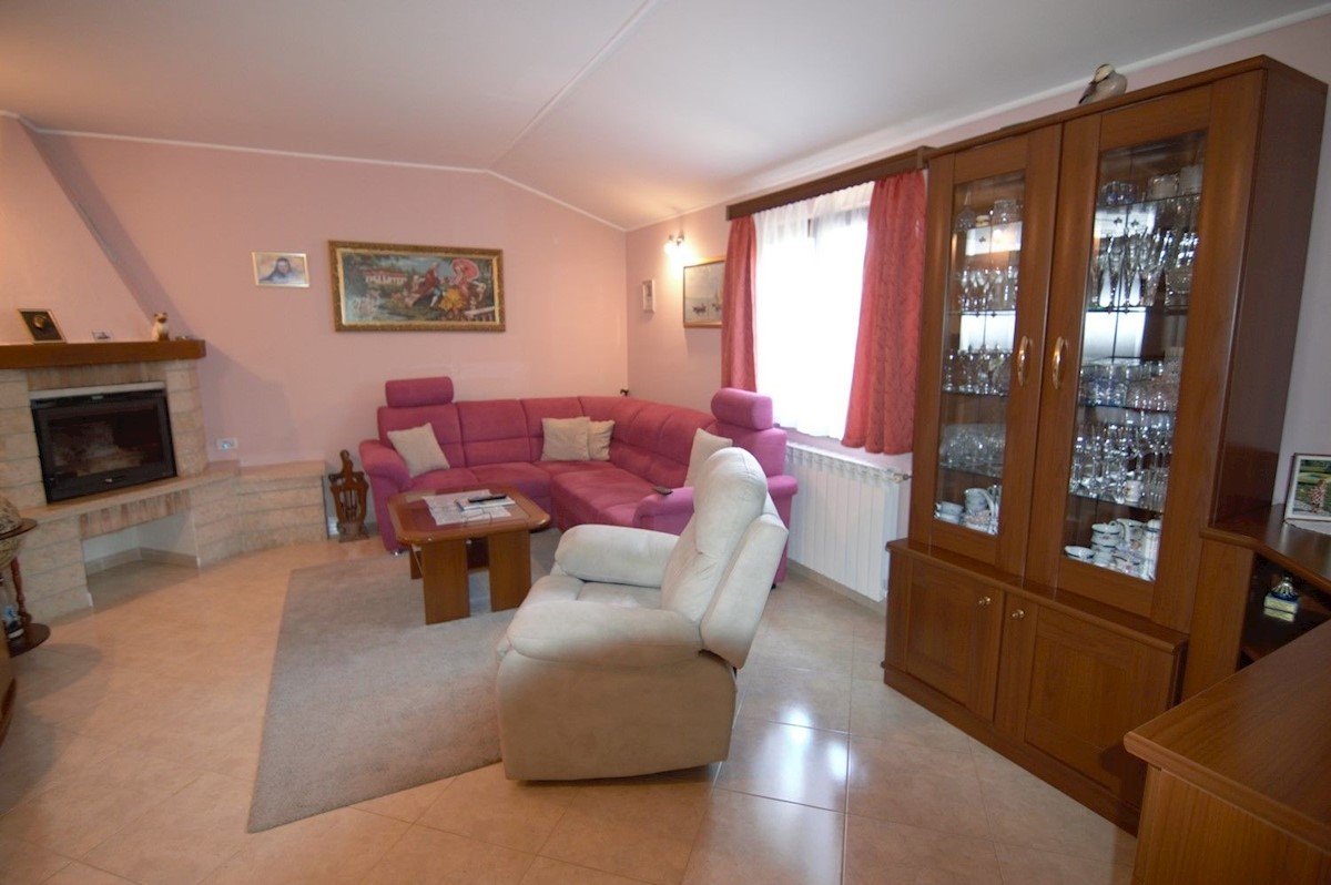 POREČ DINTORNI - VENDESI  CASA BIFAMIGLIARE CON GARAGE