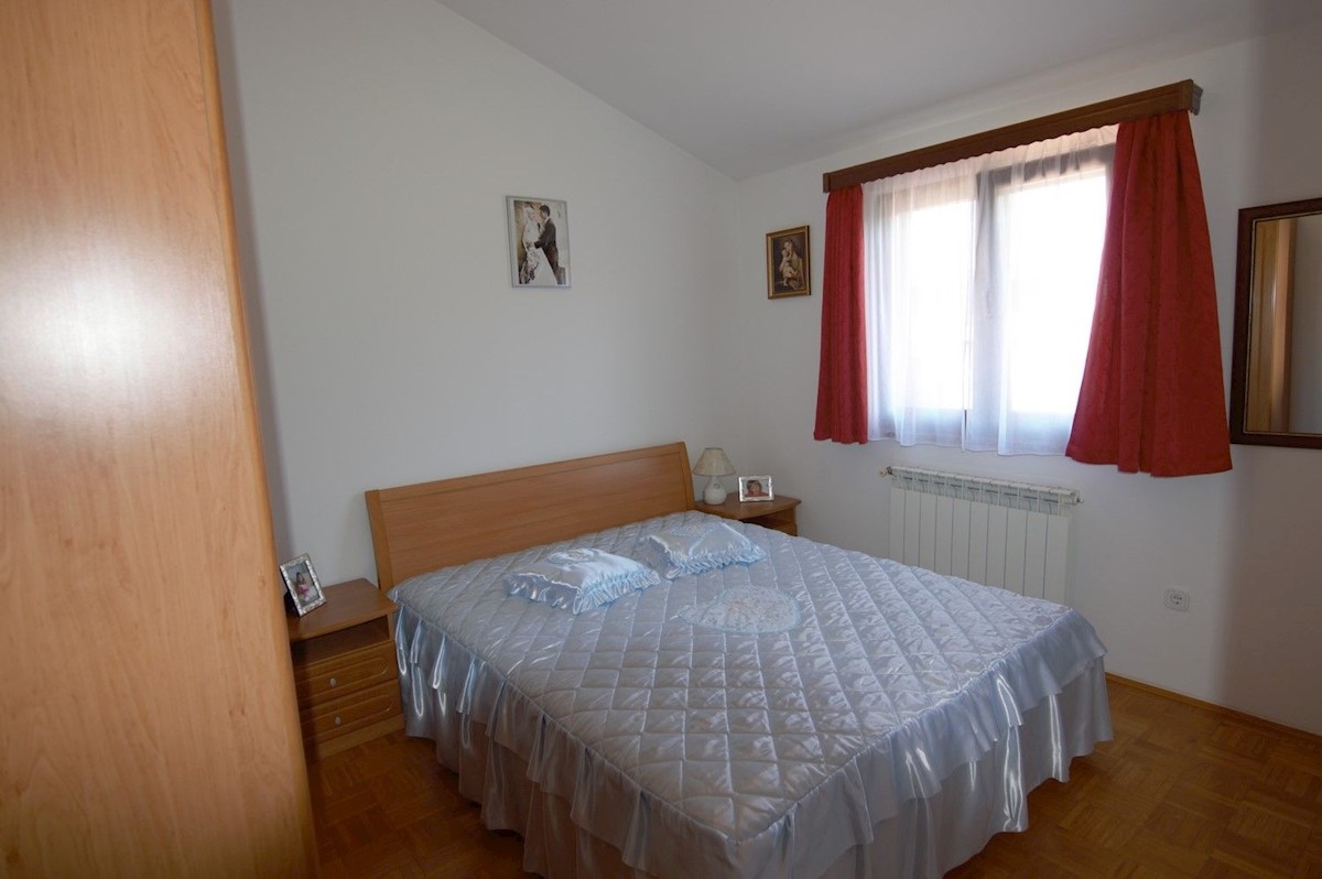 POREČ DINTORNI - VENDESI  CASA BIFAMIGLIARE CON GARAGE