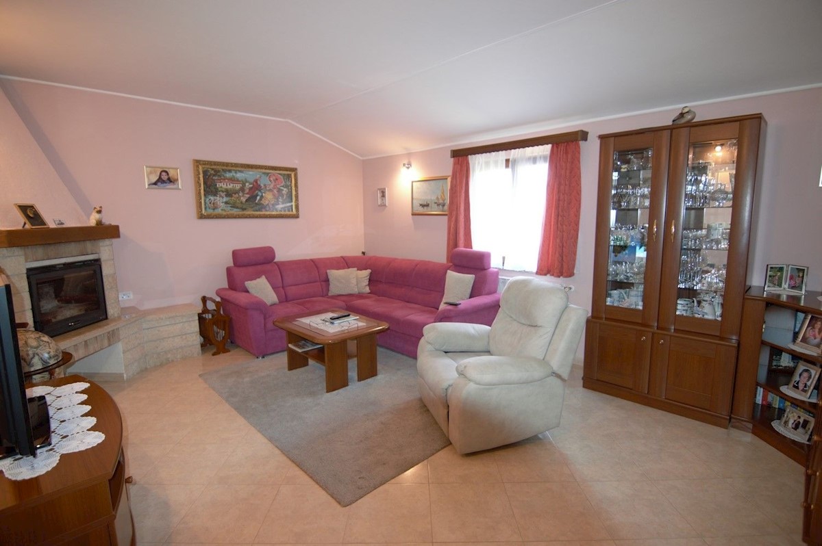 POREČ DINTORNI - VENDESI  CASA BIFAMIGLIARE CON GARAGE