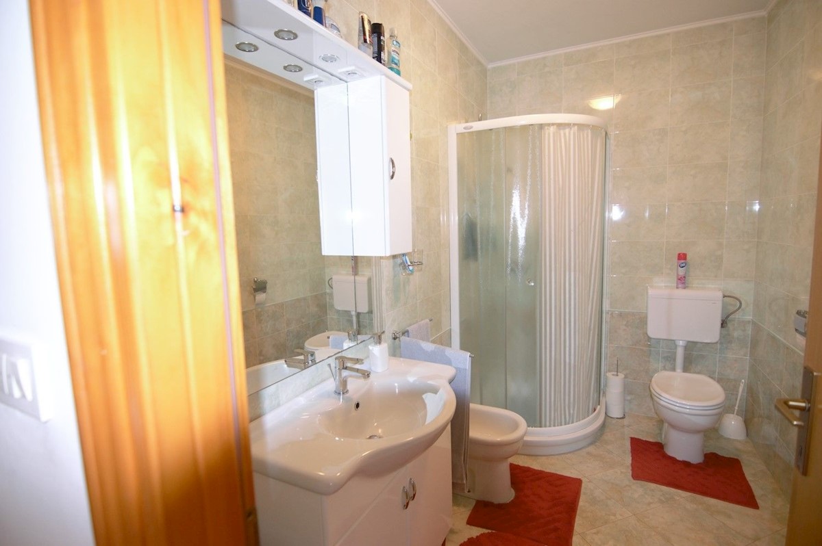 POREČ DINTORNI - VENDESI  CASA BIFAMIGLIARE CON GARAGE