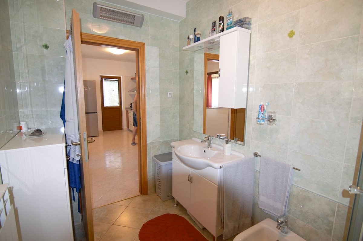 POREČ DINTORNI - VENDESI  CASA BIFAMIGLIARE CON GARAGE