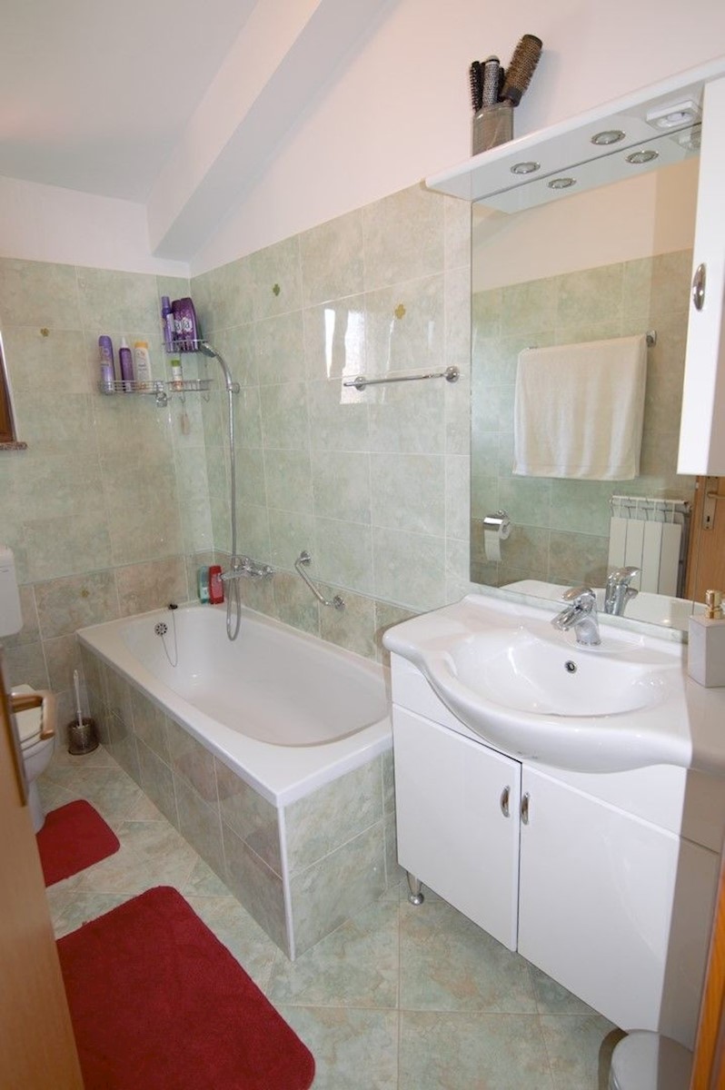 POREČ DINTORNI - VENDESI  CASA BIFAMIGLIARE CON GARAGE