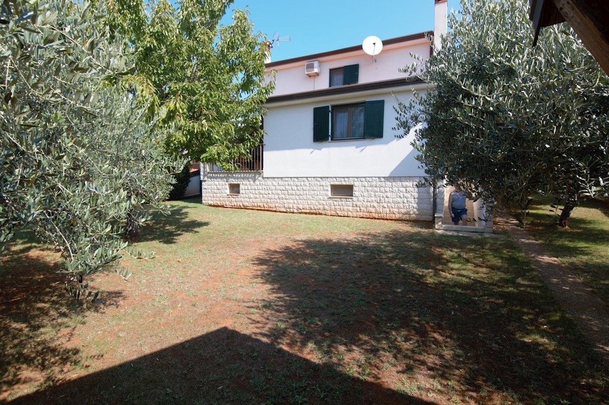 POREČ DINTORNI - VENDESI  CASA BIFAMIGLIARE CON GARAGE