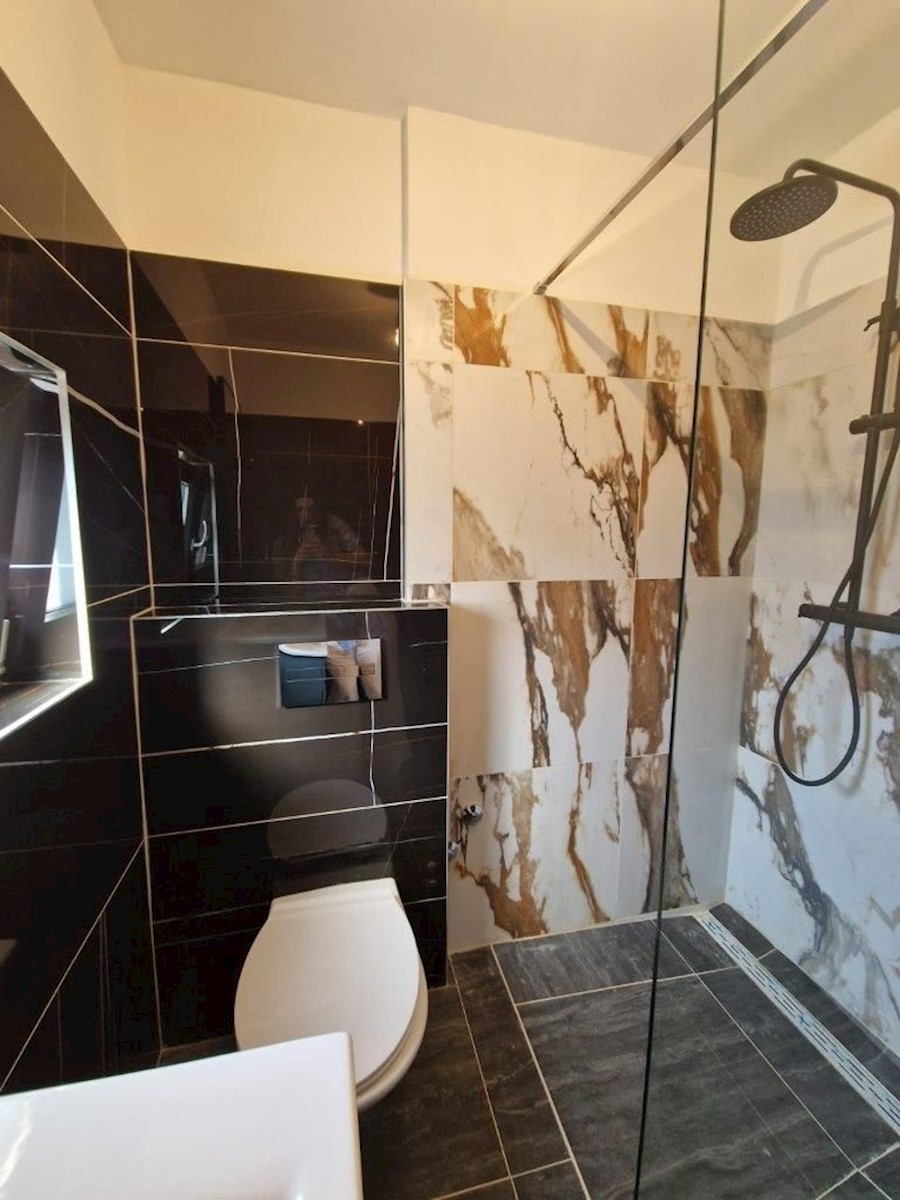 PARENZO - AFFASCINANTE CASA IN PIETRA IN VENDITA