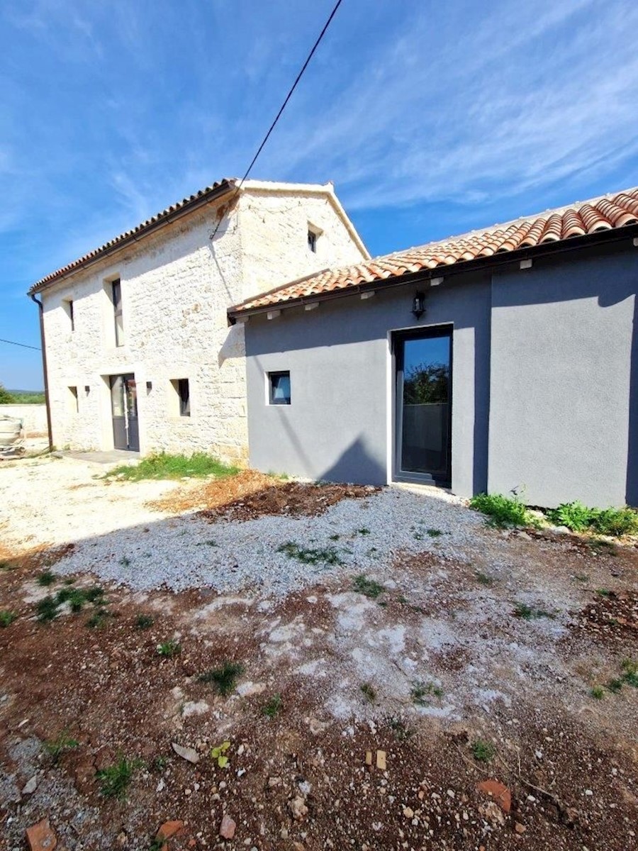PARENZO - AFFASCINANTE CASA IN PIETRA IN VENDITA
