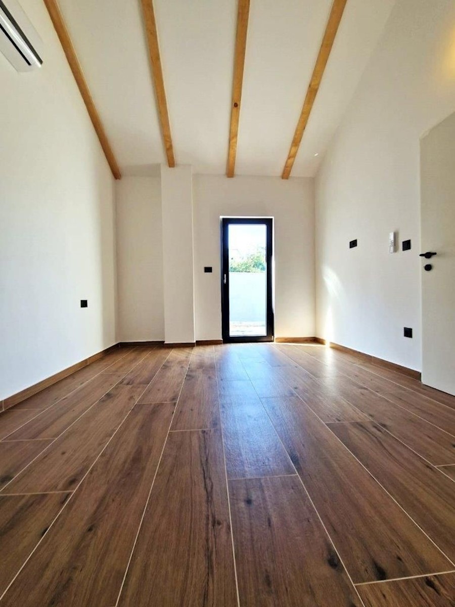 PARENZO - AFFASCINANTE CASA IN PIETRA IN VENDITA