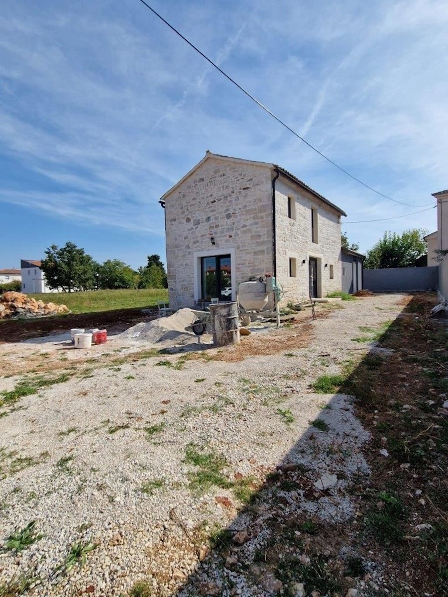 PARENZO - AFFASCINANTE CASA IN PIETRA IN VENDITA