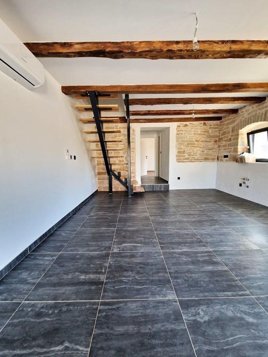 PARENZO - AFFASCINANTE CASA IN PIETRA IN VENDITA