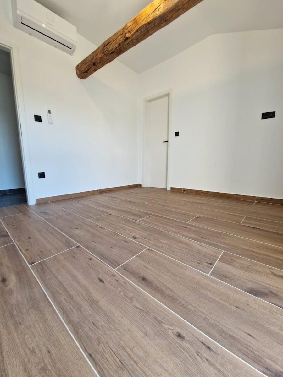 PARENZO - AFFASCINANTE CASA IN PIETRA IN VENDITA