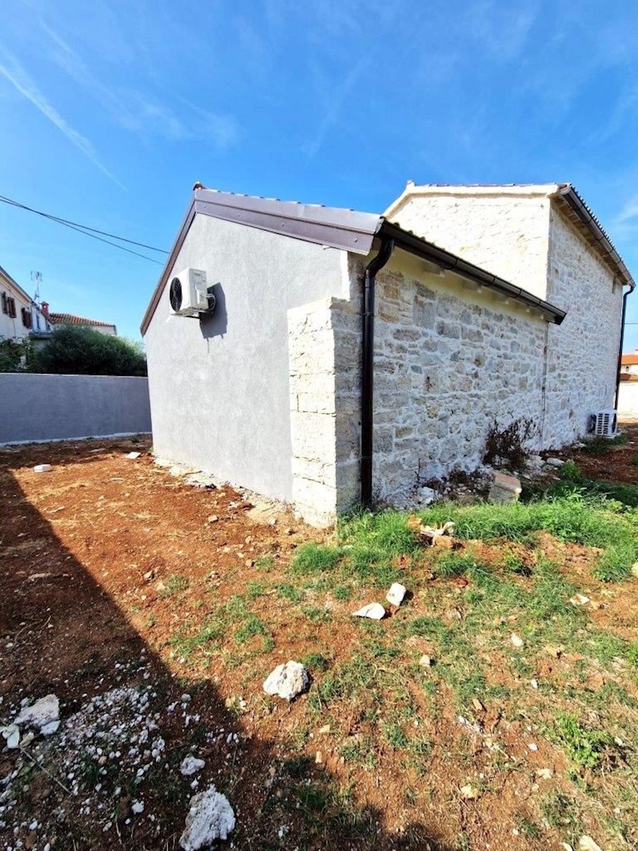 PARENZO - AFFASCINANTE CASA IN PIETRA IN VENDITA