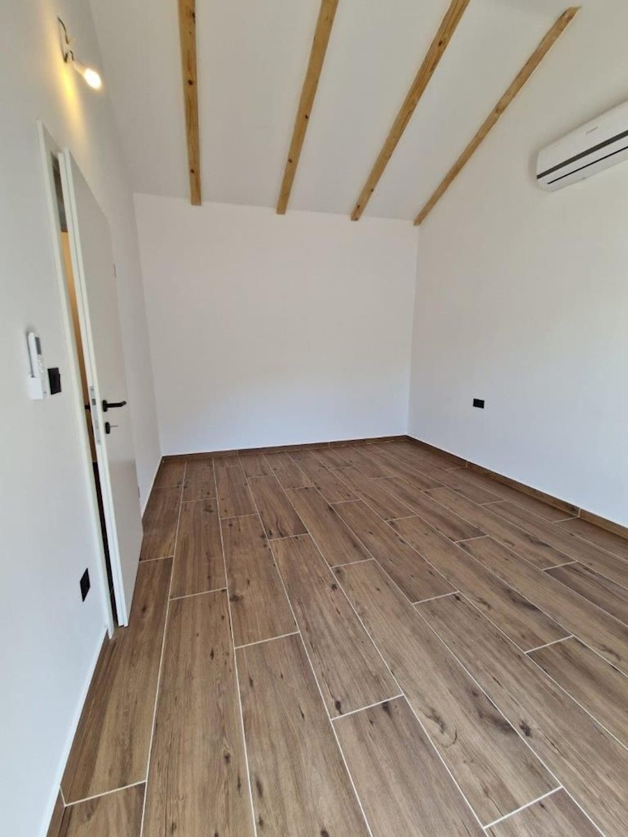 PARENZO - AFFASCINANTE CASA IN PIETRA IN VENDITA