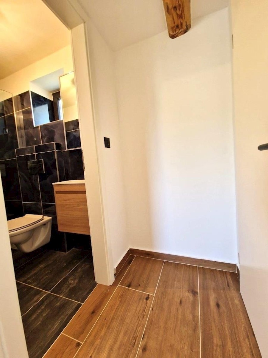 PARENZO - AFFASCINANTE CASA IN PIETRA IN VENDITA