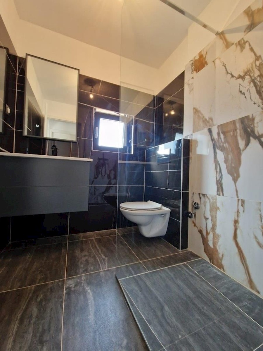 PARENZO - AFFASCINANTE CASA IN PIETRA IN VENDITA