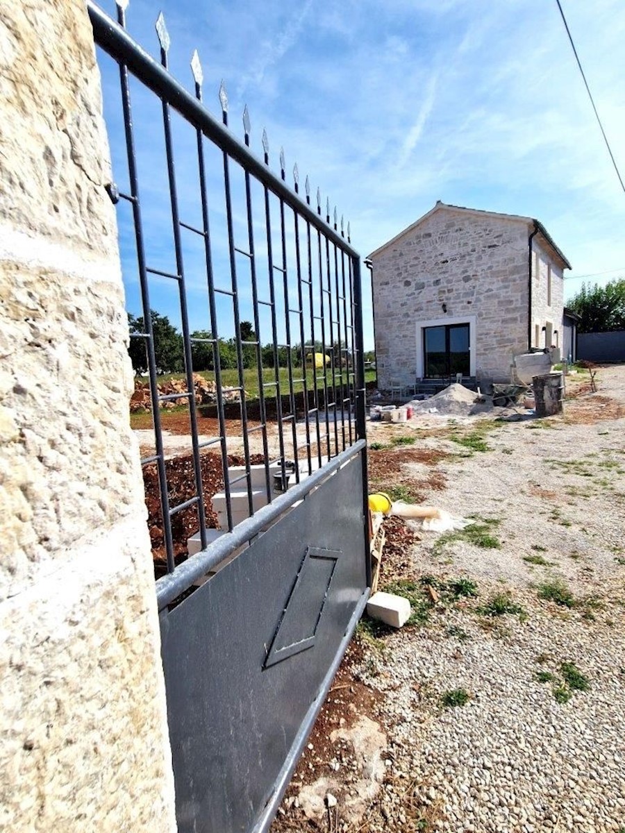PARENZO - AFFASCINANTE CASA IN PIETRA IN VENDITA