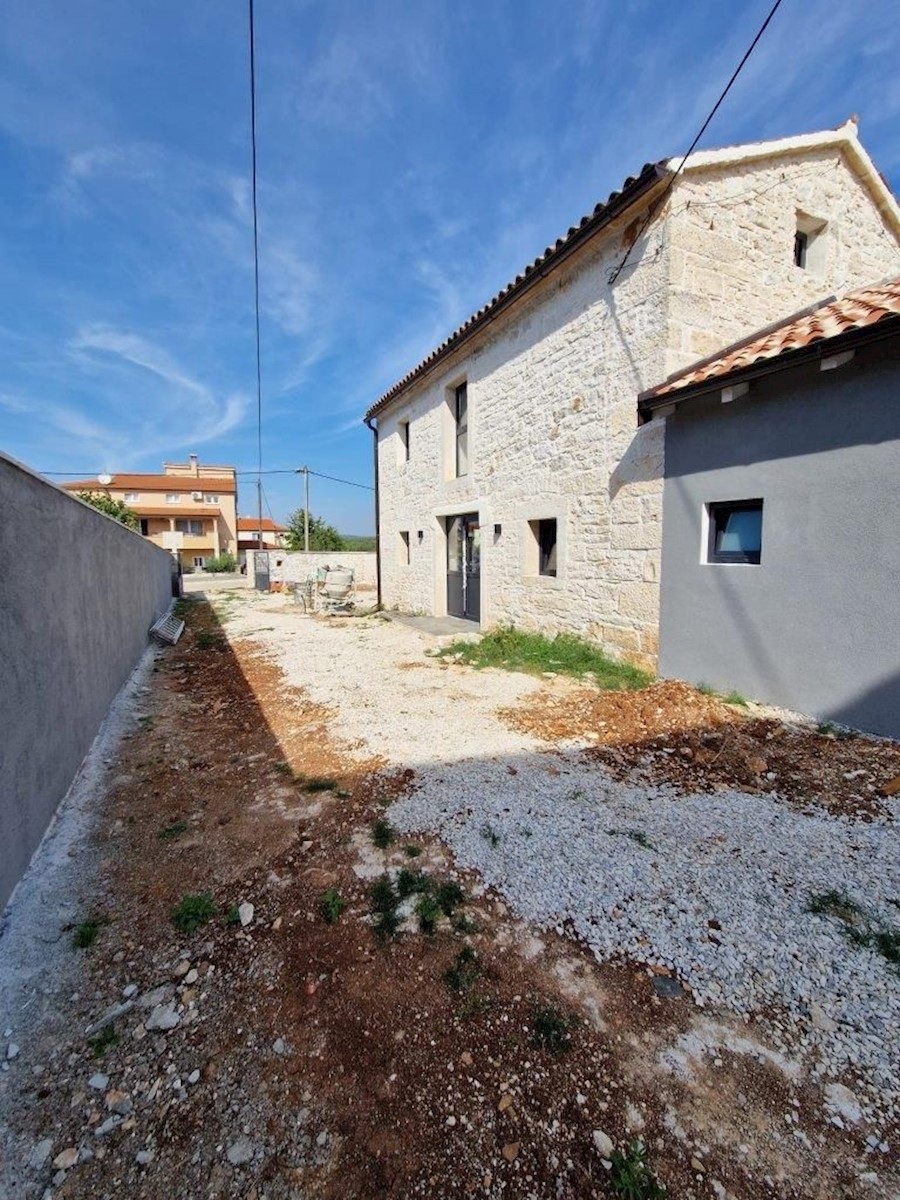 PARENZO - AFFASCINANTE CASA IN PIETRA IN VENDITA